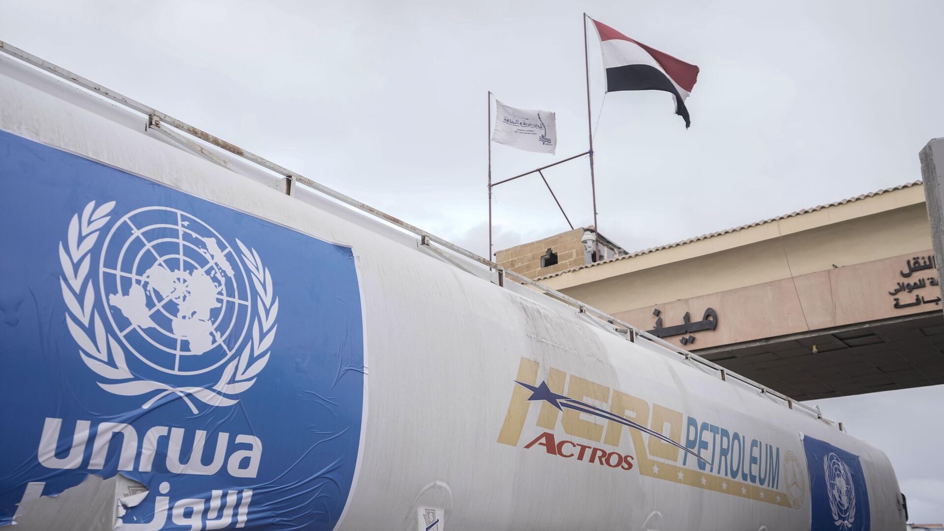 Caminhão com combustível passa na fronteira entre o Egito e a Faixa de Gaza durante pausa humanitária. Rafah, 27 de novembro de 2023 - Sputnik Brasil, 1920, 26.01.2024
