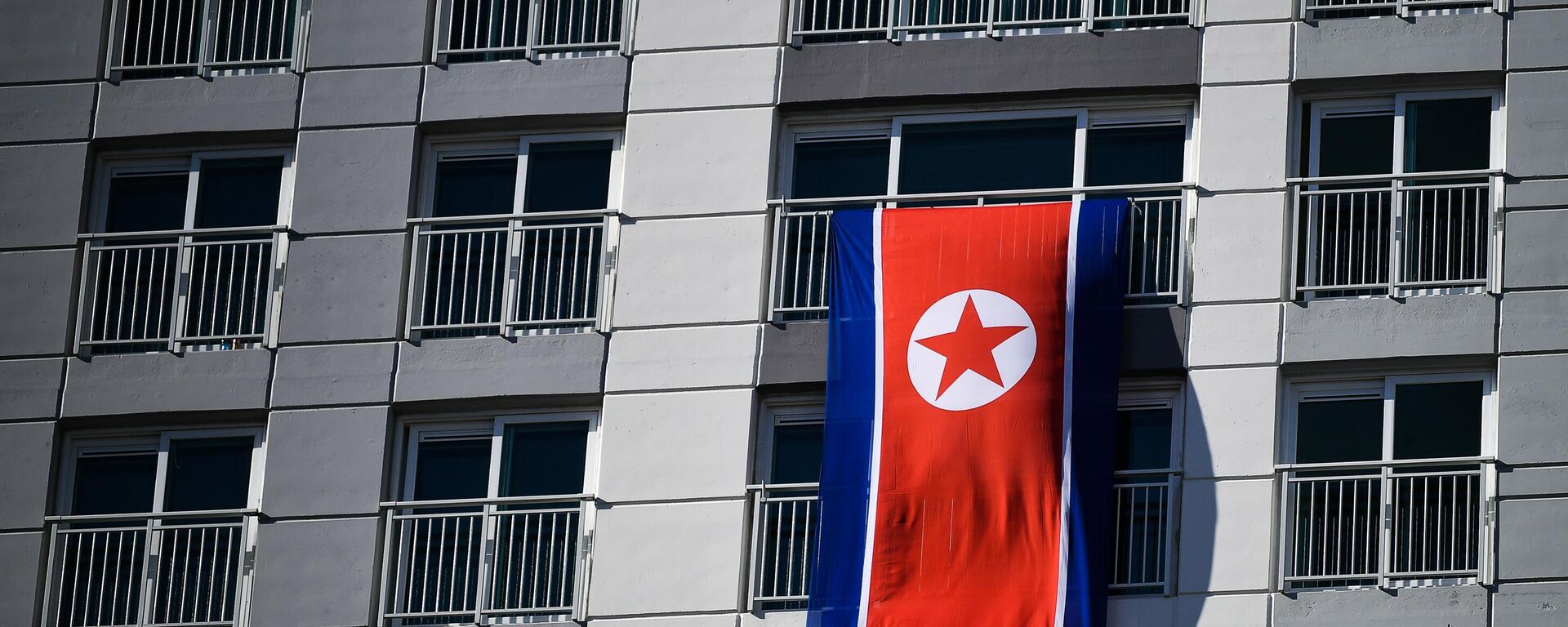 A bandeira da República Popular Democrática da Coreia na varanda de um hotel na Vila Olímpica de Gangneung, em 6 de fevereiro de 2018 - Sputnik Brasil, 1920, 19.12.2023