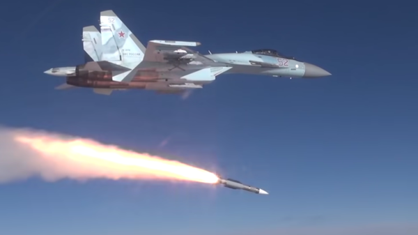 Um caça russo Su-35S dispara o que parece ser um míssil ar-ar de ultra longo alcance R-37M em um vídeo promocional do Ministério da Defesa da Rússia - Sputnik Brasil