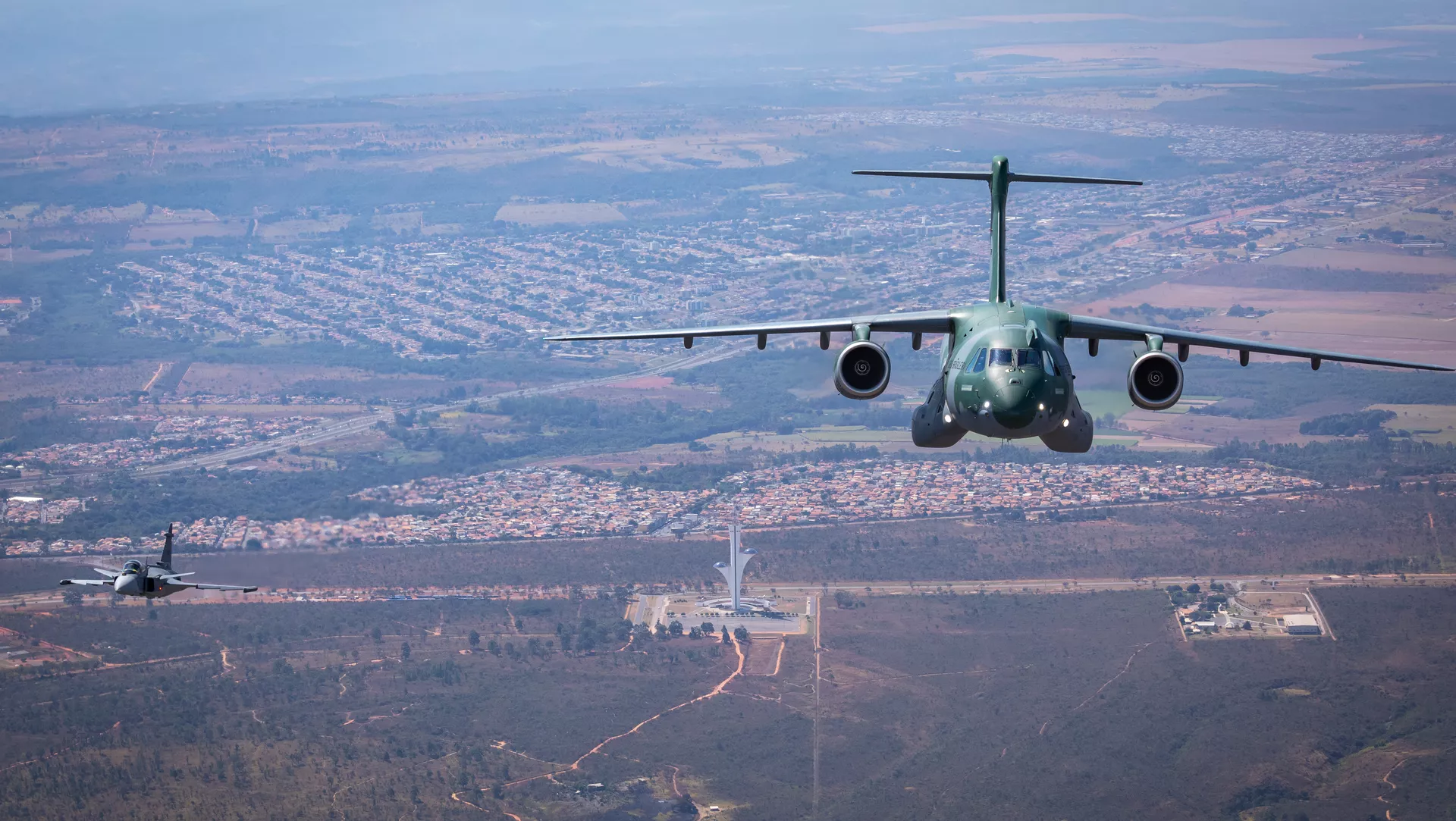 KC-390 (à direita) e Gripen F-39E em 19 de julho de 2023 - Sputnik Brasil, 1920, 28.11.2023