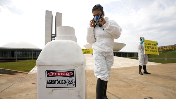 Ativistas do Greenpeace protestam contra o uso de pesticidas em frente ao Congresso Nacional. Brasília, outubro de 2023 - Sputnik Brasil
