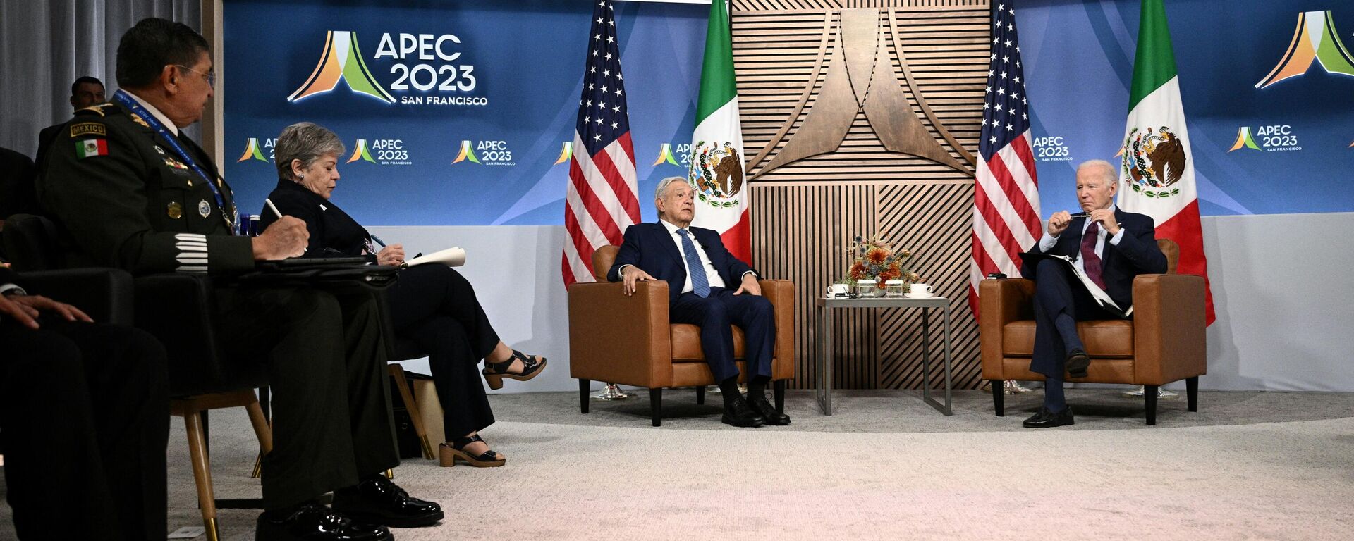O presidente dos EUA, Joe Biden, observa enquanto o presidente mexicano, Andrés Manuel López Obrador, fala durante uma reunião bilateral no último dia da Semana dos Líderes da Cooperação Econômica Ásia-Pacífico (APEC) em São Francisco, Califórnia, em 17 de novembro 2023 - Sputnik Brasil, 1920, 29.11.2023
