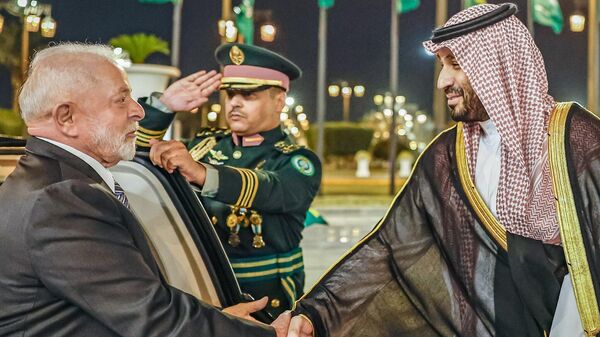Presidente Lula recepcionado durante chegada à Arábia Saudita para encontros bilaterais. Riad, 28 de novembro de 2023 - Sputnik Brasil