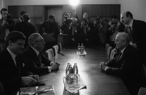 Henry Kissinger e Mikhail Gorbachev, ex-presidente da USRR, durante negociações, 30.09.1993. - Sputnik Brasil