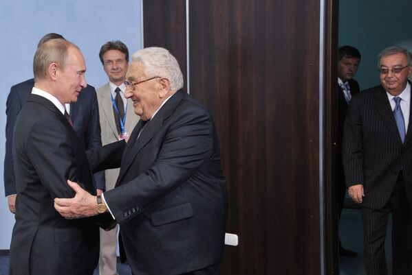 O presidente russo Vladimir Putin, à esquerda, e o ex-secretário de Estado dos EUA, Henry Kissinger, conversam durante o 16º Fórum Econômico Internacional de São Petersburgo em 21 de junho de 2012. À direita está o ex-primeiro-ministro Yevgeny Primakov, 21.06.2012. - Sputnik Brasil
