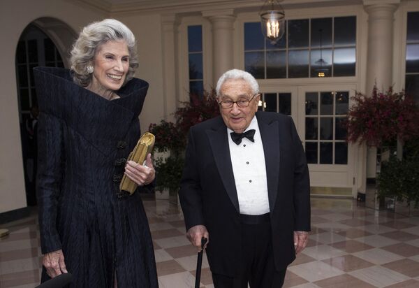 Henry Kissinger e sua esposa Nancy caminham para jantar de Estado pela visita do presidente da China, Xi Jinping, na Casa Branca em Washington, DC, 25.09.2015. - Sputnik Brasil
