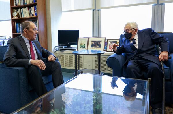 O ministro das Relações Exteriores da Rússia, Sergei Lavrov, e o ex-secretário de Estado dos Estados Unidos, Henry Kissinger, se encontram durante a 76ª sessão da Assembleia Geral das Nações Unidas em Nova York, 23.09.2021. - Sputnik Brasil