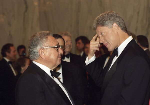 Henry Kissinger e o 42° presidente dos EUA, Bill Clinton, na cerimônia de abertura da nova embaixada russa durante a visita de Estado do presidente russo Boris Yeltsin aos Estados Unidos, 26.09.1994. - Sputnik Brasil