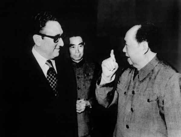Henry Kissinger se reúne com o líder chinês Mao Tsé-Tung em Pequim, enquanto o primeiro-ministro Zhou Enlai os observa, 16.02.1973. - Sputnik Brasil