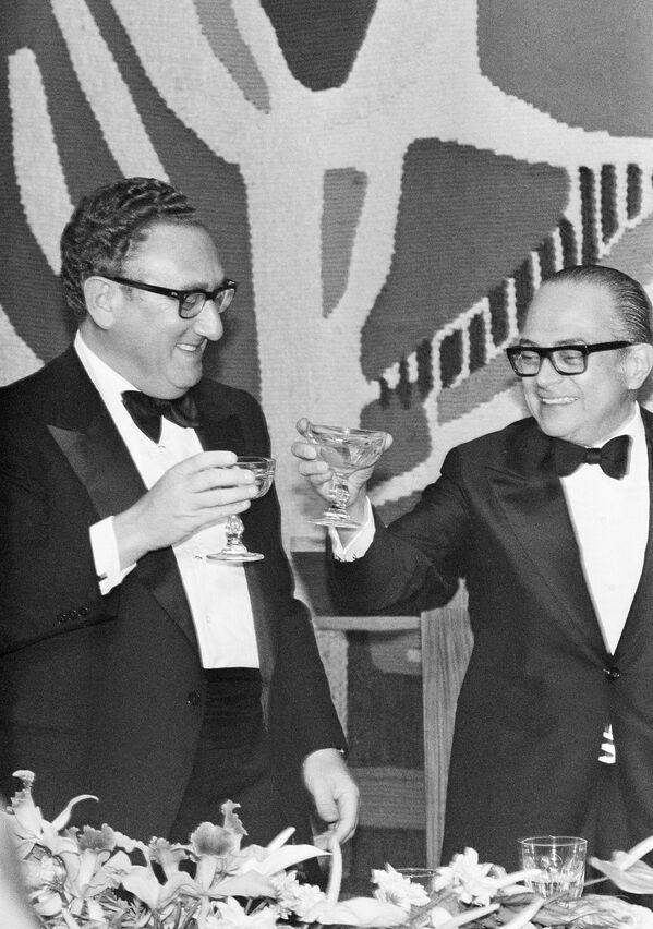 Henry Kissinger levanta a taça de champanhe para brindar com o ministro das Relações Exteriores do Brasil, Antônio Azeredo da Silva, 19.02.1976. - Sputnik Brasil