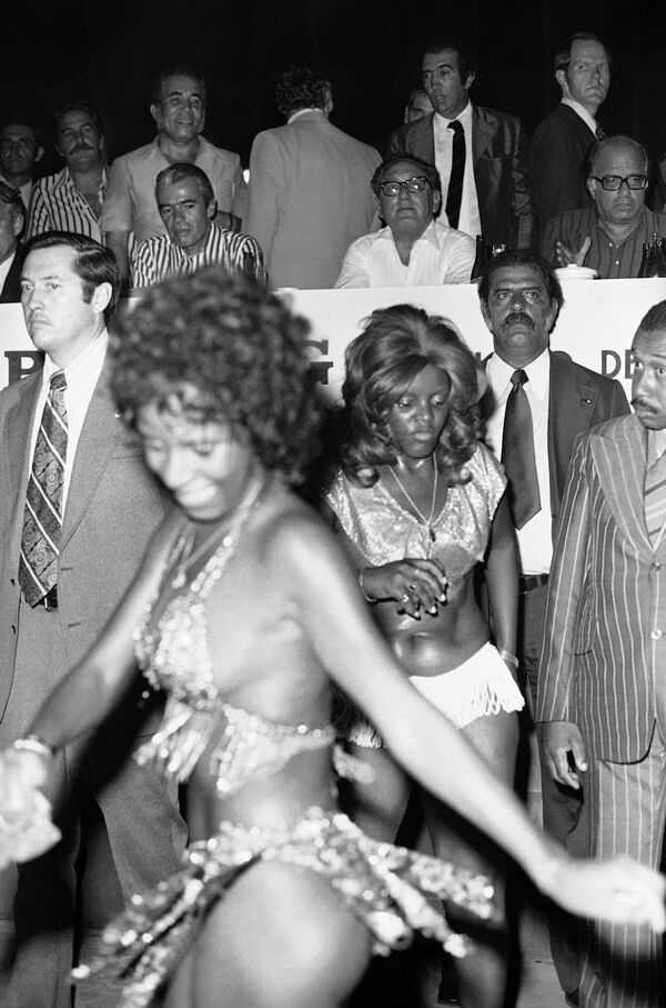 Henry Kissinger assiste às sambistas no Carnaval do Rio de Janeiro, Brasil, em 21 de fevereiro de 1976, durante tour pela América Latina. O prefeito do Rio de Janeiro, Marcos Tamoyo, está à direita, 21.02.1976. - Sputnik Brasil