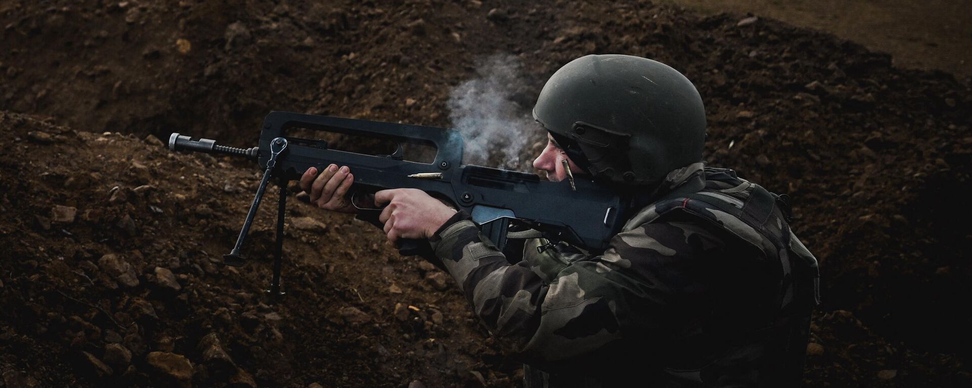 Um soldado ucraniano dispara sua arma durante exercícios de treinamento com soldados franceses em um acampamento militar francês na França, em novembro de 2023 - Sputnik Brasil, 1920, 07.12.2023