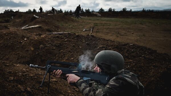 Um soldado ucraniano dispara sua arma durante exercícios de treinamento com soldados franceses em um acampamento militar francês na França, em novembro de 2023 - Sputnik Brasil