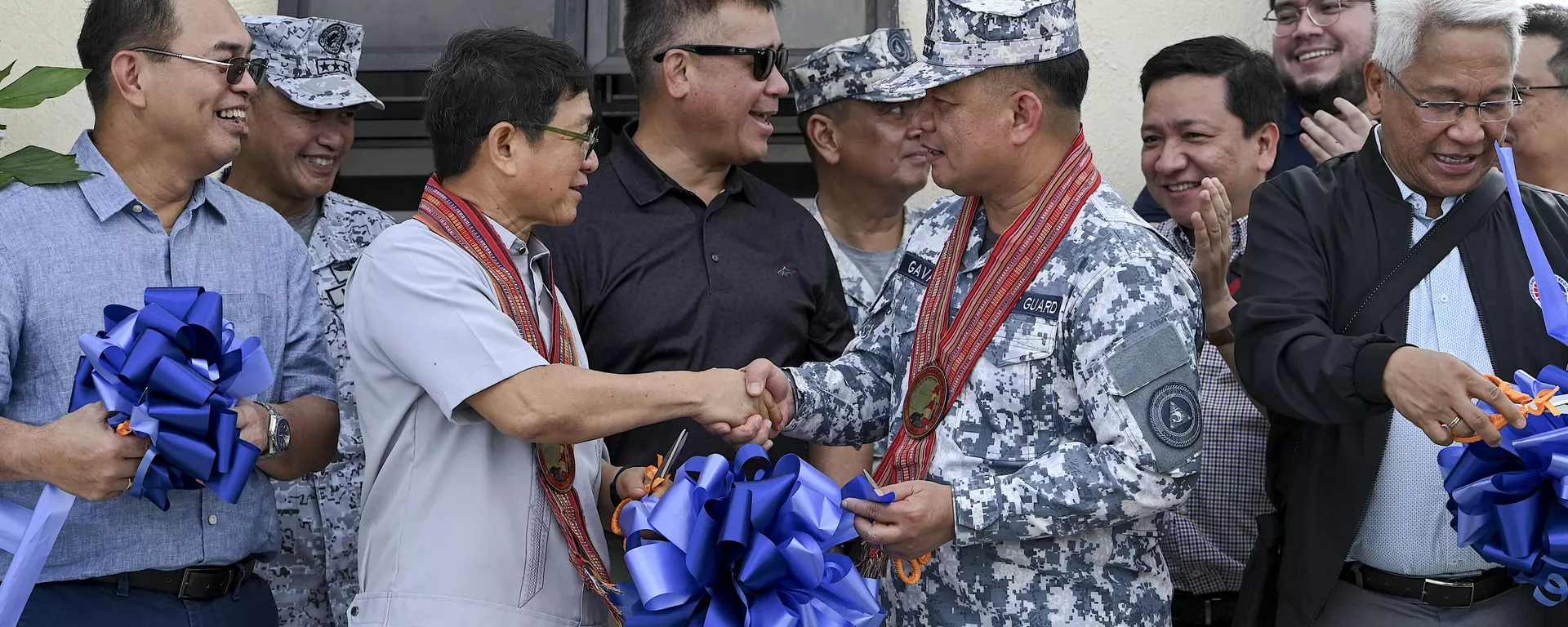 O conselheiro de Segurança Nacional das Filipinas, Eduardo Año (terceiro da esquerda para a direita), aperta a mão do comandante da Guarda Costeira das Filipinas, Ronnie Gavan, após corte de fita na ilha Thitu, em 1º de dezembro de 2023 - Sputnik Brasil, 1920, 01.12.2023