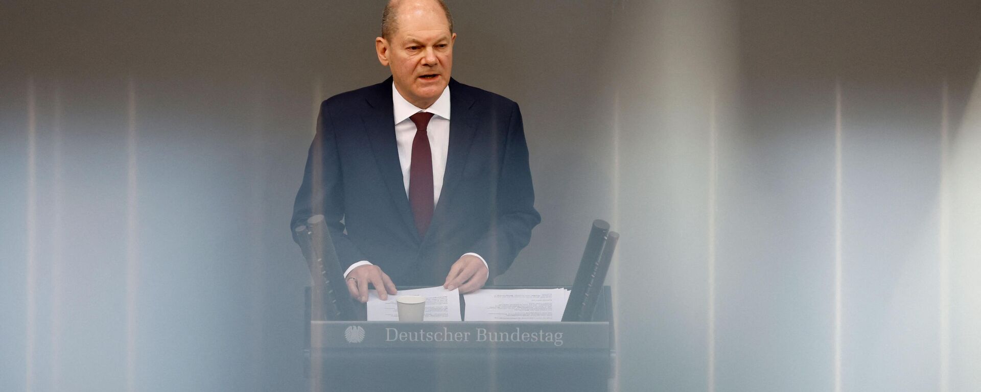 Olaf Scholz, chanceler alemão, durante sessão extraordinária do Bundestag, a câmara baixa do Parlamento do país, em Berlim. Alemanha, 27 de fevereiro de 2022 - Sputnik Brasil, 1920, 23.12.2023
