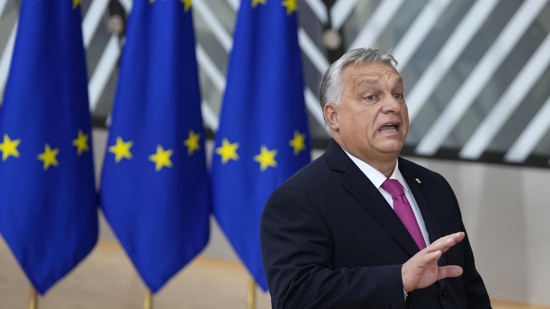 Viktor Orbán, primeiro-ministro da Hungria, fala com a mídia ao chegar para uma cúpula da União Europeia no prédio do Conselho Europeu em Bruxelas, Bélgica, 26 de outubro de 2023 - Sputnik Brasil, 1920, 11.02.2024