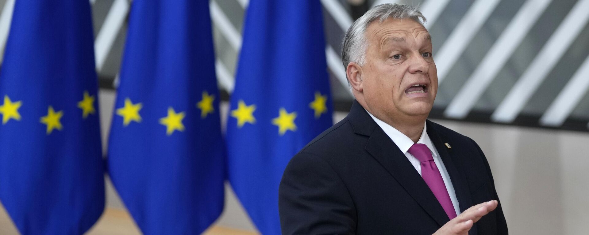 Viktor Orbán, primeiro-ministro da Hungria, fala com a mídia ao chegar para uma cúpula da União Europeia no prédio do Conselho Europeu em Bruxelas, Bélgica, 26 de outubro de 2023 - Sputnik Brasil, 1920, 01.12.2023