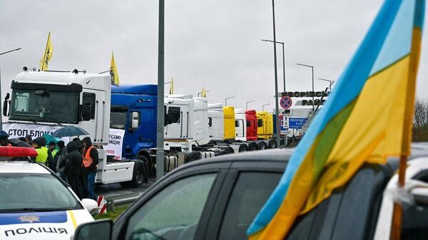 Caminhões na fronteira entre Polônia e Ucrânia, 1º de dezembro de 2023 - Sputnik Brasil