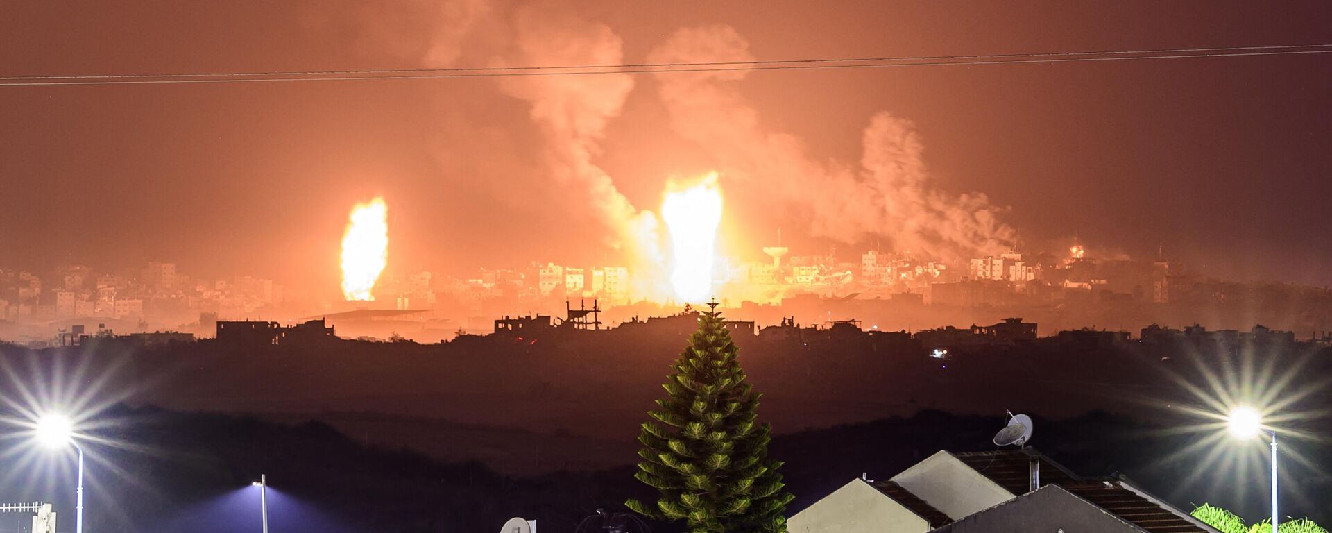 Esta foto de longa exposição tirada do sul de Israel, perto da fronteira com a Faixa de Gaza, mostra explosões no território palestino durante os ataques israelenses contra militantes do Hamas em 2 de dezembro de 2023 - Sputnik Brasil, 1920, 21.12.2023