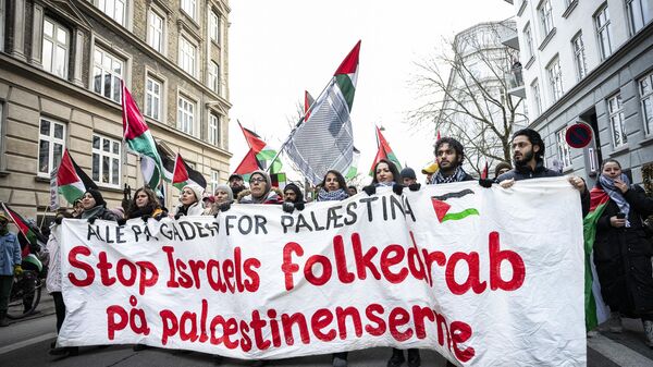 Pessoas participam de manifestação em solidariedade aos palestinos, em 2 de dezembro de 2023, em Copenhague, Dinamarca - Sputnik Brasil