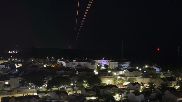Mísseis interceptados no céu da região Sul, próximo a Tel Aviv. Israel, 2 de dezembro de 2023 - Sputnik Brasil