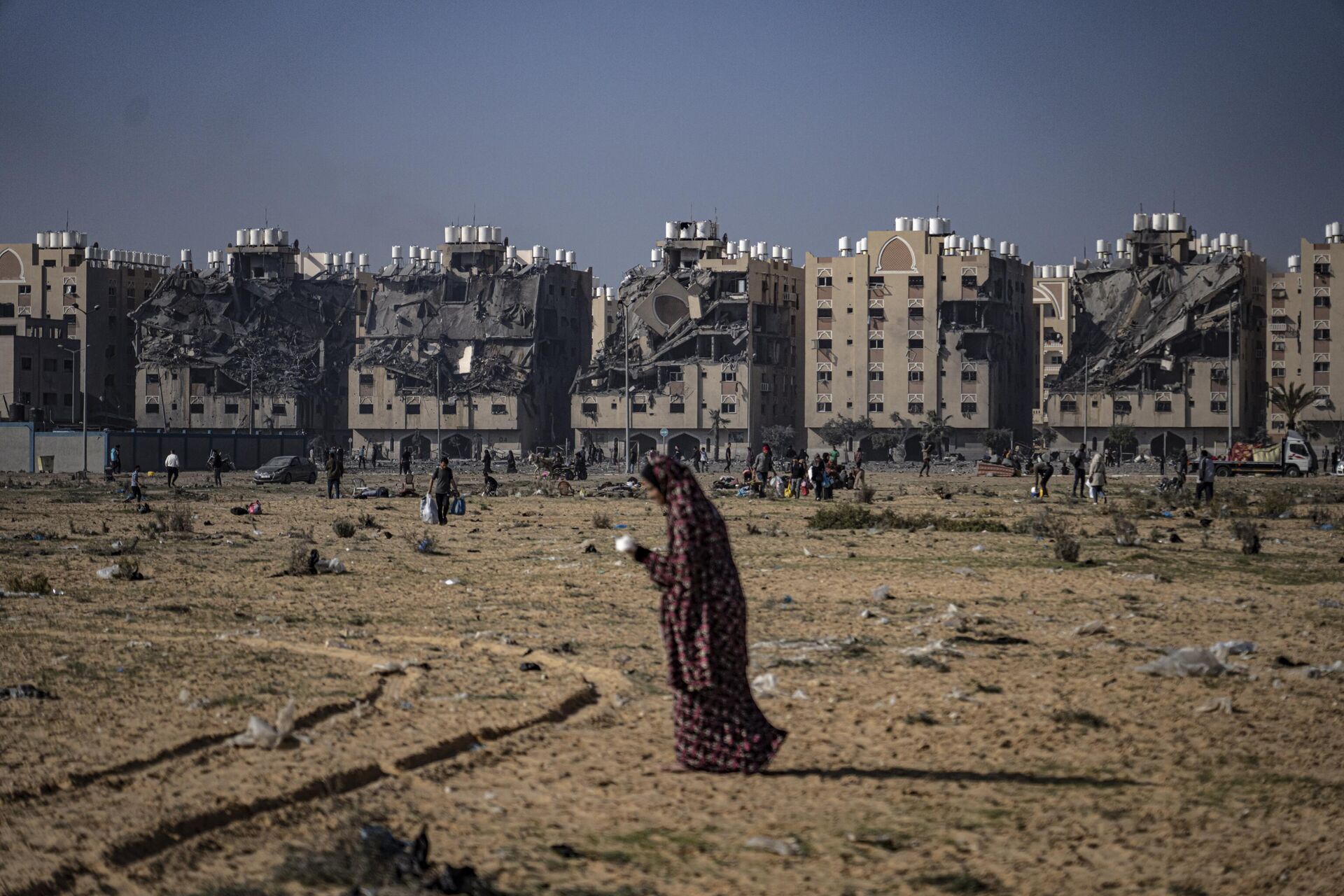 Mulher palestina busca abrigo em Khan Yunis, cidade destruída parcialmente pelos bombardeios israelenses, em 2 de dezembro de 2023 - Sputnik Brasil, 1920, 25.01.2024