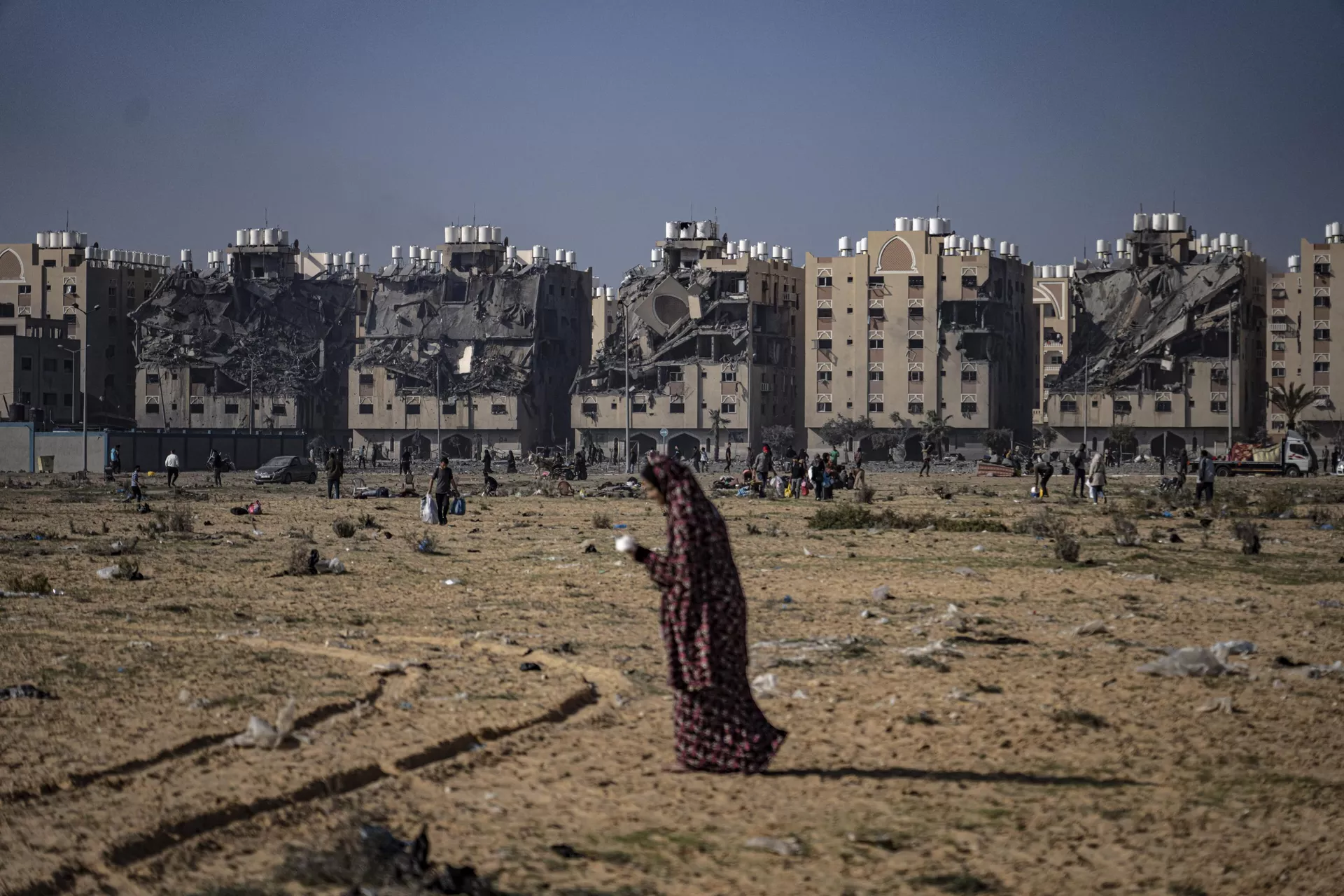 Mulher palestina busca abrigo em Khan Yunis, cidade destruída parcialmente pelos bombardeios israelenses, em 2 de dezembro de 2023 - Sputnik Brasil, 1920, 11.01.2024