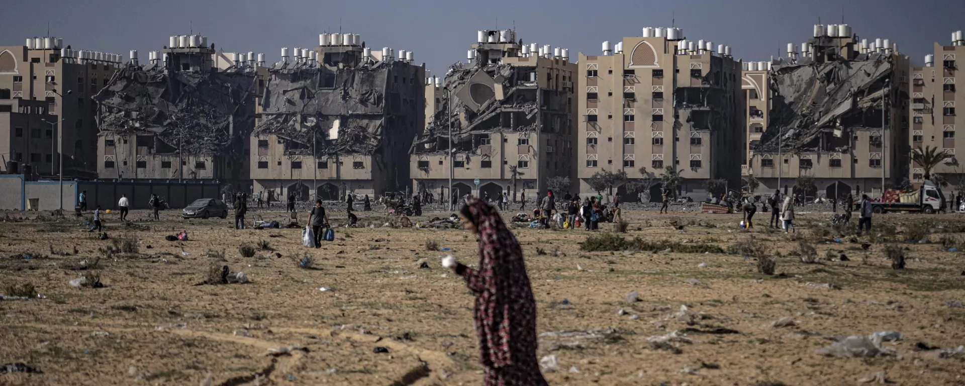 Mulher palestina busca abrigo em cidade destruída parcialmente pelos bombardeios israelenses na Faixa de Gaza. Khan Younis, 2 de dezembro de 2023 - Sputnik Brasil, 1920, 02.12.2023