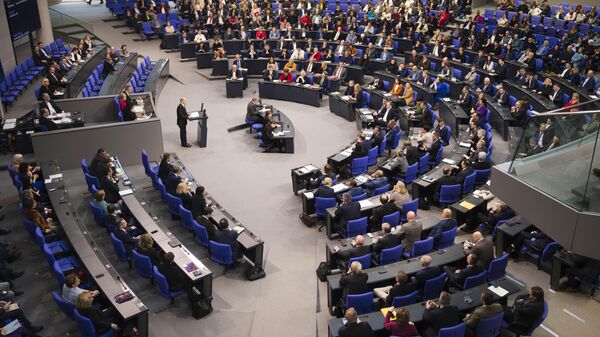 Olaf Scholz, chanceler da Alemanha, no pódio à esquerda, dá discurso sobre a crise orçamentária da Alemanha no parlamento em Berlim, Alemanha, 28 de novembro de 2023 - Sputnik Brasil