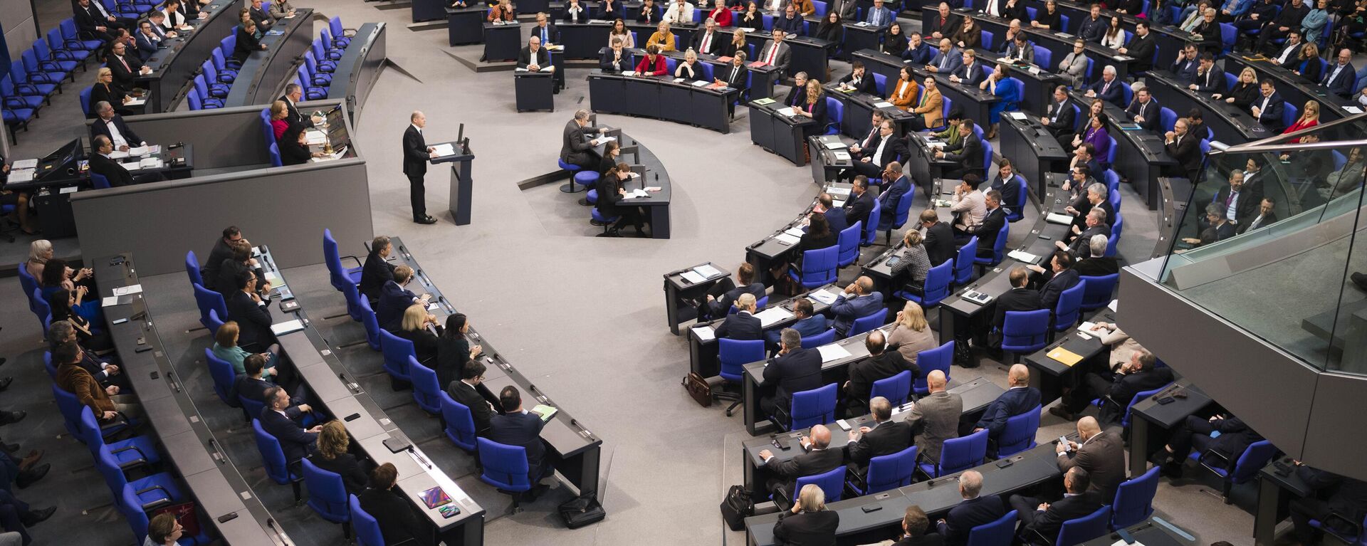 Olaf Scholz, chanceler da Alemanha, no pódio à esquerda, dá discurso sobre a crise orçamentária da Alemanha no parlamento em Berlim, Alemanha, 28 de novembro de 2023 - Sputnik Brasil, 1920, 02.12.2023