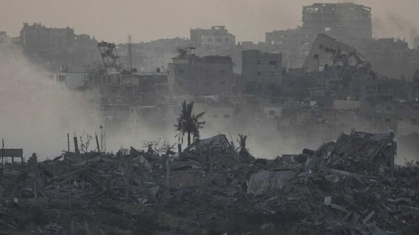 Fumaça em área bombardeada pelas Forças de Defesa de Israel (FDI) na região sul da Faixa de Gaza, em 2 de dezembro de 2023 - Sputnik Brasil
