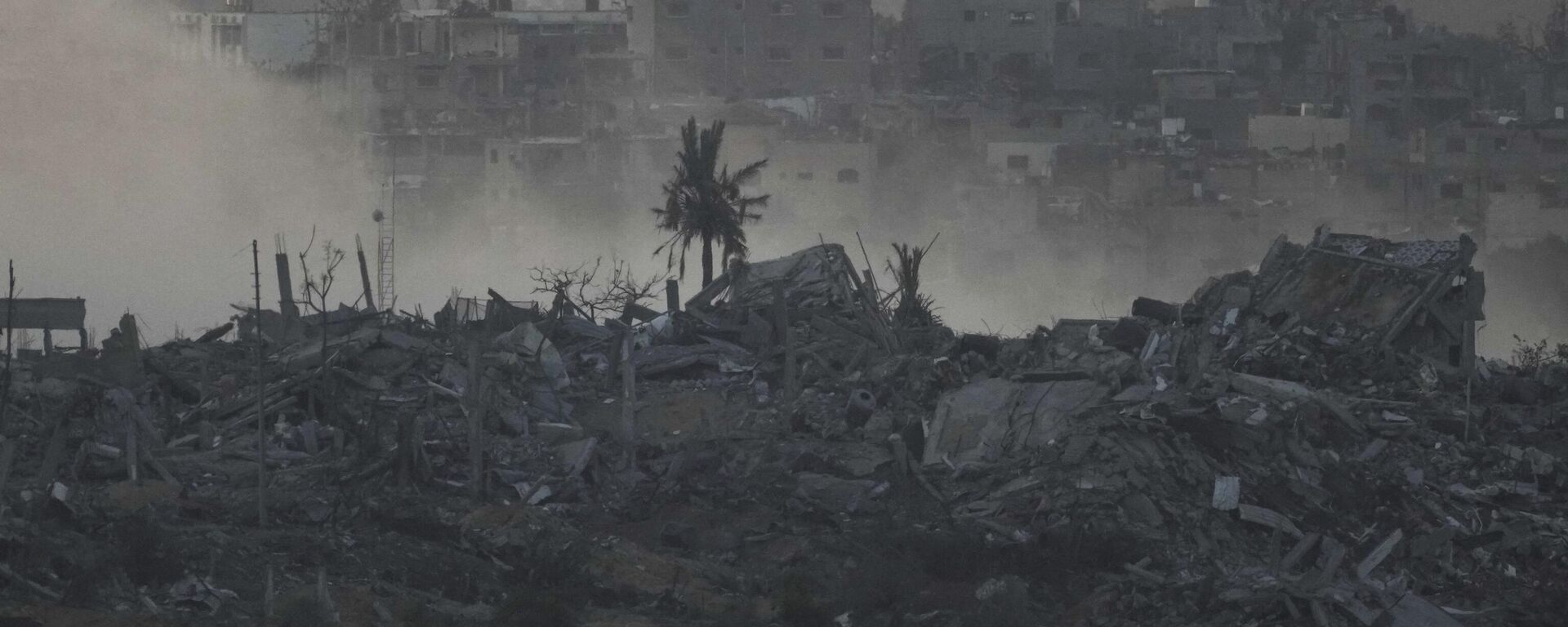 Fumaça em área bombardeada pelas Forças de Defesa de Israel (FDI) na região sul da Faixa de Gaza, em 2 de dezembro de 2023 - Sputnik Brasil, 1920, 11.03.2024