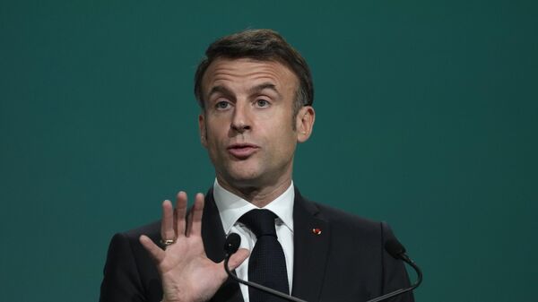 O presidente da França, Emmanuel Macron, fala durante uma sessão plenária na COP28 da ONU, em Dubai, Emirados Árabes Unidos, 1º de dezembro de 2023 - Sputnik Brasil