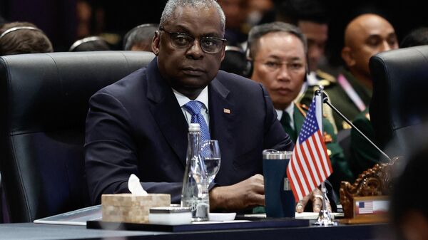 Lloyd Austin, secretário de Defesa dos EUA, participa da sessão de abertura da 10ª Reunião dos Ministros da Defesa da Associação das Nações do Sudeste Asiático (ASEAN, na sigla em inglês) Plus em Jacarta, Indonésia, 16 de novembro de 2023 - Sputnik Brasil