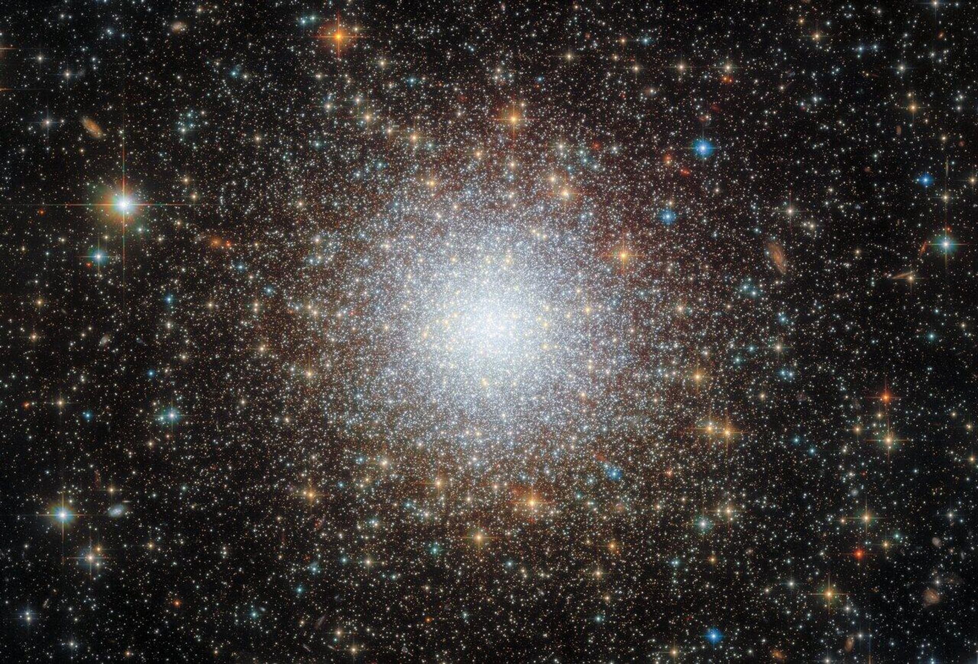 Nova imagem registrada pelo telescópio Hubble revelou detalhes do aglomerado globular NGC 2210 - Sputnik Brasil, 1920, 04.12.2023