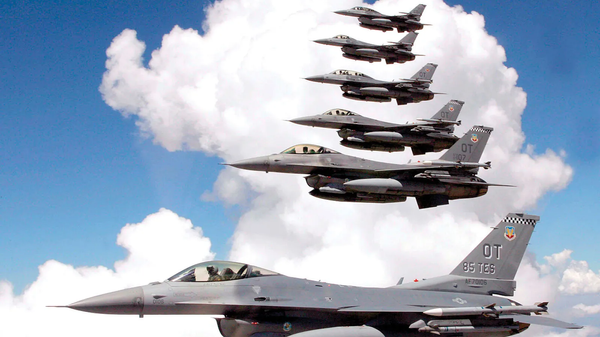 F-16 Fighting Falcons da Força Aérea dos EUA voando em formação - Sputnik Brasil