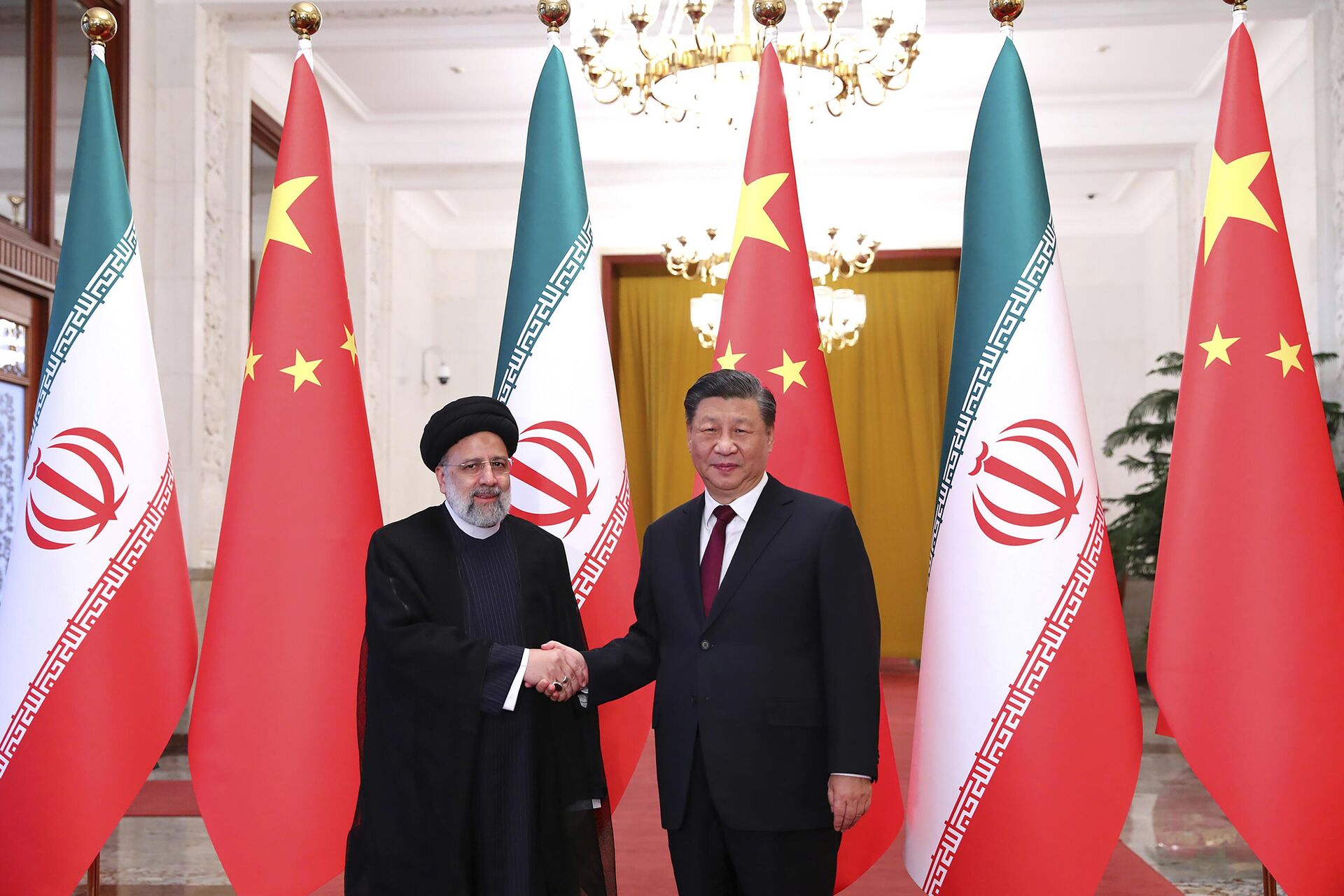Nesta foto divulgada pelo site oficial do gabinete da Presidência iraniana, o presidente Ebrahim Raisi, à esquerda, aperta a mão de seu homólogo chinês, Xi Jinping, em cerimônia oficial de boas-vindas em Pequim, terça-feira, 14 de fevereiro de 2023 - Sputnik Brasil, 1920, 19.04.2024