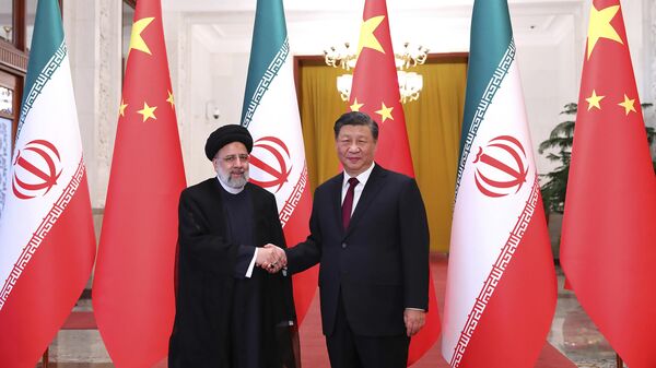 Nesta foto divulgada pelo site oficial do gabinete da presidência iraniana, o presidente Ebrahim Raisi, à esquerda, aperta a mão de seu homólogo chinês, Xi Jinping, em cerimônia oficial de boas-vindas em Pequim. China, 14 de fevereiro de 2023 - Sputnik Brasil