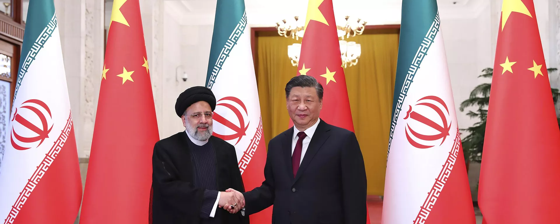 Nesta foto divulgada pelo site oficial do gabinete da presidência iraniana, o presidente Ebrahim Raisi, à esquerda, aperta a mão de seu homólogo chinês, Xi Jinping, em cerimônia oficial de boas-vindas em Pequim. China, 14 de fevereiro de 2023 - Sputnik Brasil, 1920, 04.12.2023