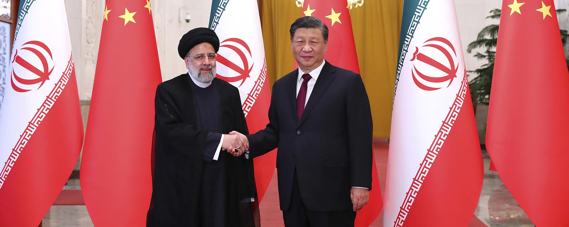Nesta foto divulgada pelo site oficial do gabinete da presidência iraniana, o presidente Ebrahim Raisi, à esquerda, aperta a mão de seu homólogo chinês, Xi Jinping, em cerimônia oficial de boas-vindas em Pequim. China, 14 de fevereiro de 2023 - Sputnik Brasil, 1920, 04.12.2023