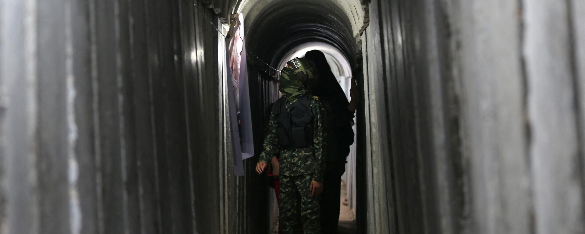 Um menino palestino caminha dentro de um túnel usado para exercícios militares durante uma exposição de armas em um acampamento de verão para jovens administrado pelo Hamas, na Cidade de Gaza, 21 de julho de 2016 - Sputnik Brasil, 1920, 05.12.2023