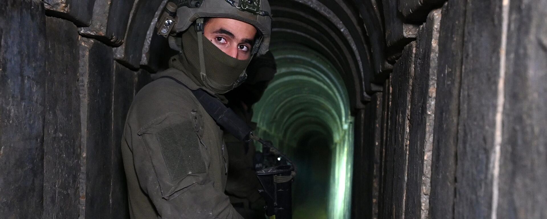 Soldado do Exército israelense em túnel cavado por militantes do Hamas dentro do complexo hospitalar Al-Shifa, na cidade de Gaza, no norte da Faixa de Gaza, em 22 de novembro de 2023 - Sputnik Brasil, 1920, 17.12.2023