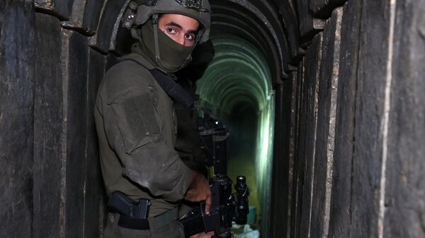 Soldado do Exército israelense em túnel cavado por militantes do Hamas dentro do complexo hospitalar Al-Shifa, na cidade de Gaza, no norte da Faixa de Gaza, em 22 de novembro de 2023 - Sputnik Brasil