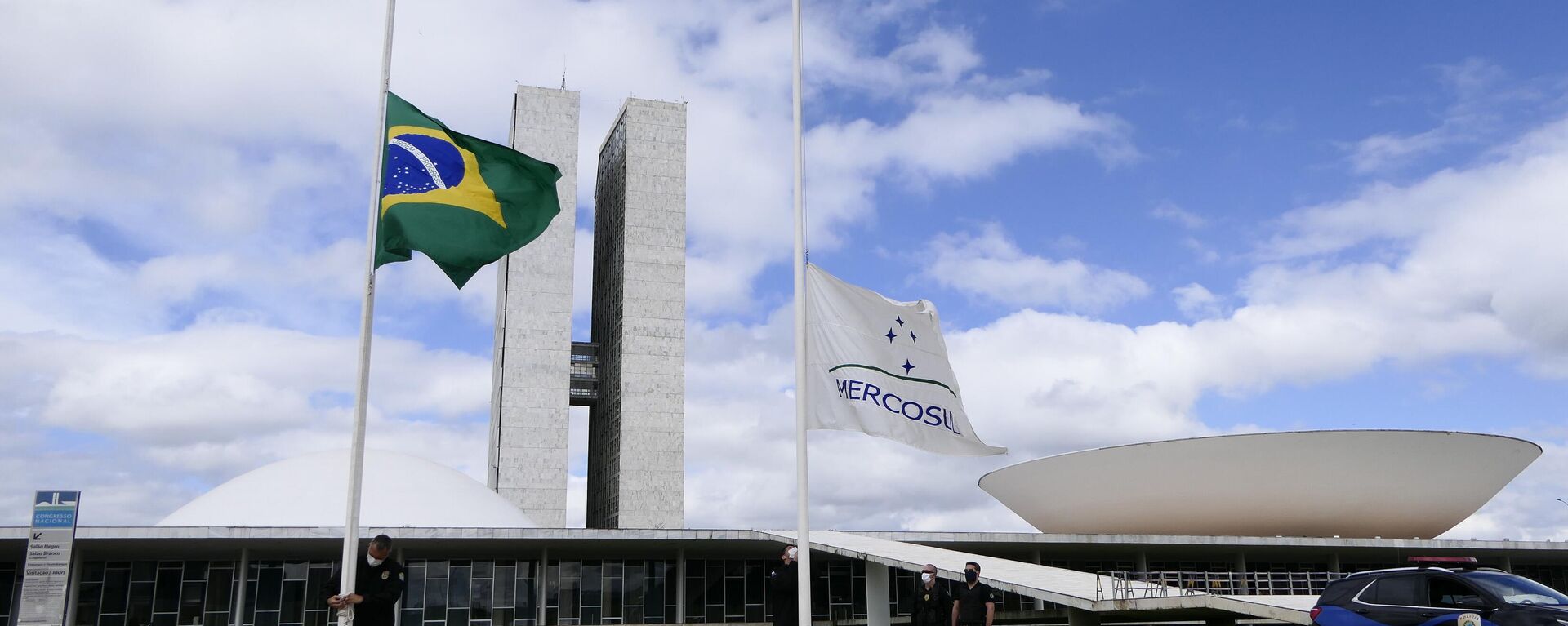 Bandeiras do Brasil e do Mercosul em frente ao palácio do Congresso Nacional. Brasília, 9 de maio de 2020 - Sputnik Brasil, 1920, 14.12.2023