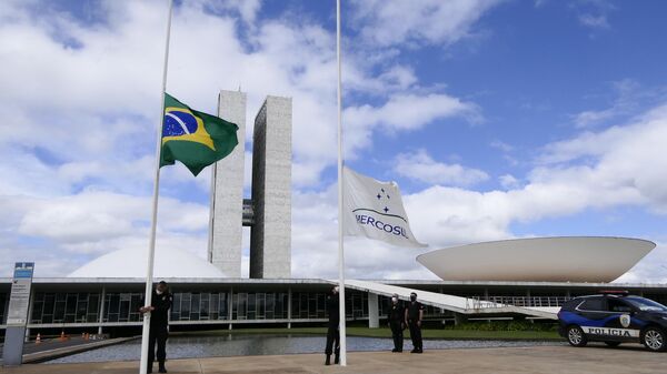 Bandeiras do Brasil e do Mercosul em frente ao palácio do Congresso Nacional. Brasília, 9 de maio de 2020 - Sputnik Brasil