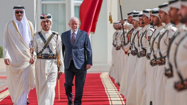 O presidente da República, Luiz Inácio Lula da Silva, acompanhado do emir do Catar, Tamim bin Hamad al-Thani, durante cerimônia oficial de chegada no Amiri Diwan, em Doha. Catar, 30 de novembro de 2023 - Sputnik Brasil