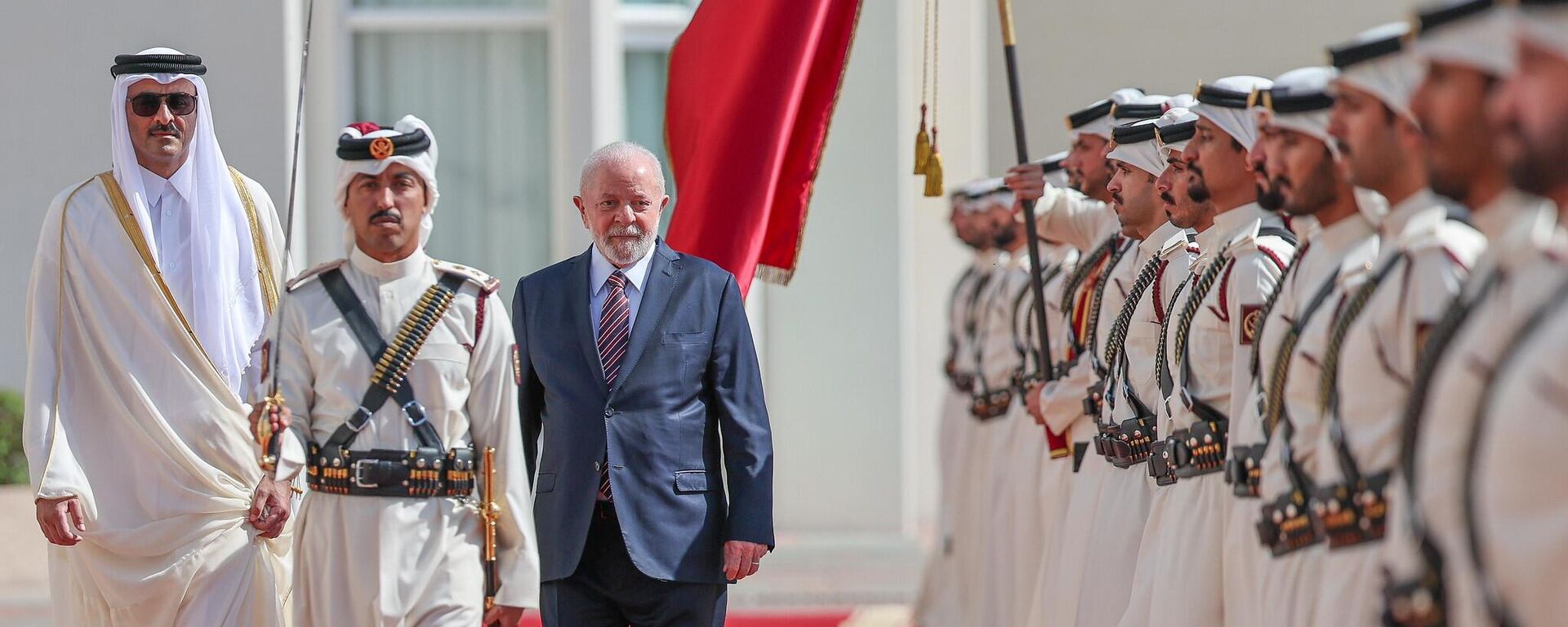 O presidente da República, Luiz Inácio Lula da Silva, acompanhado do emir do Catar, Tamim bin Hamad al-Thani, durante cerimônia oficial de chegada no Amiri Diwan, em Doha. Catar, 30 de novembro de 2023 - Sputnik Brasil, 1920, 05.12.2023