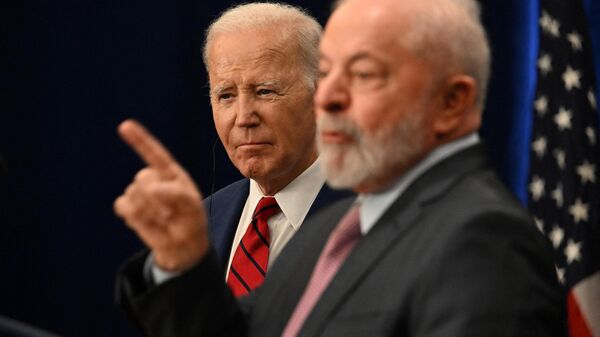 O presidente dos EUA, Joe Biden (à esquerda), ouve o presidente brasileiro, Luiz Inácio Lula da Silva, no lançamento da Parceria pelos Direitos dos Trabalhadores, à margem da 78ª Assembleia Geral das Nações Unidas, na cidade de Nova York, em 20 de setembro de 2023 - Sputnik Brasil