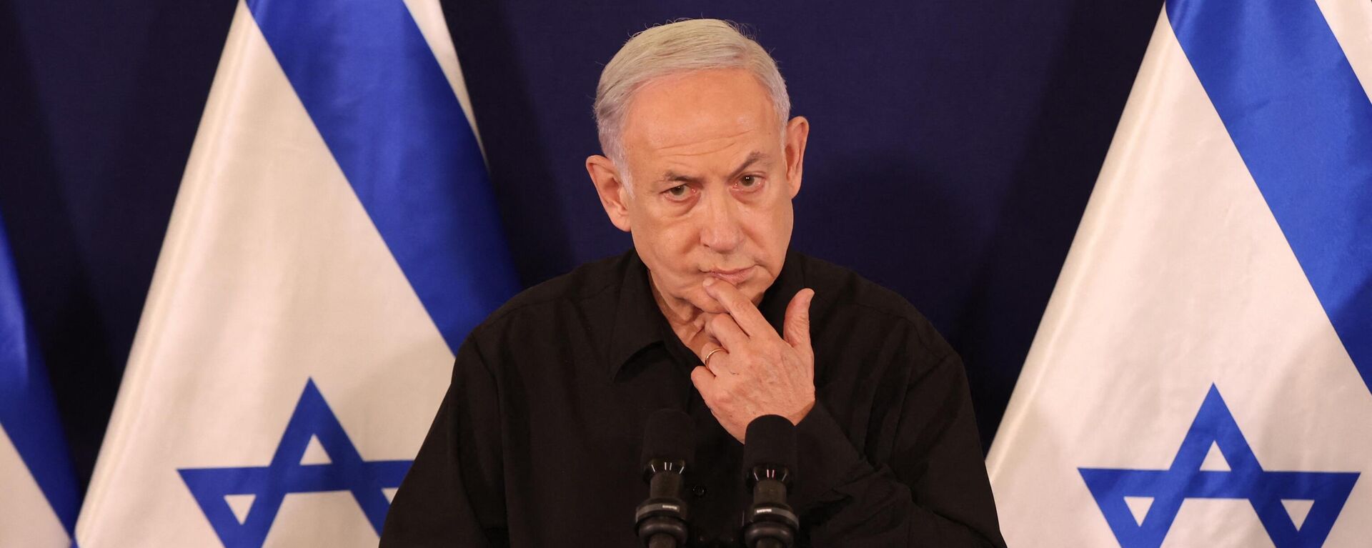 Primeiro-ministro israelense, Benjamin Netanyahu durante entrevista coletiva na base militar de Kirya, em Tel Aviv, em 28 de outubro de 2023 - Sputnik Brasil, 1920, 31.12.2023
