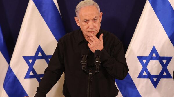 Primeiro-ministro israelense, Benjamin Netanyahu durante entrevista coletiva na base militar de Kirya, em Tel Aviv, em 28 de outubro de 2023 - Sputnik Brasil